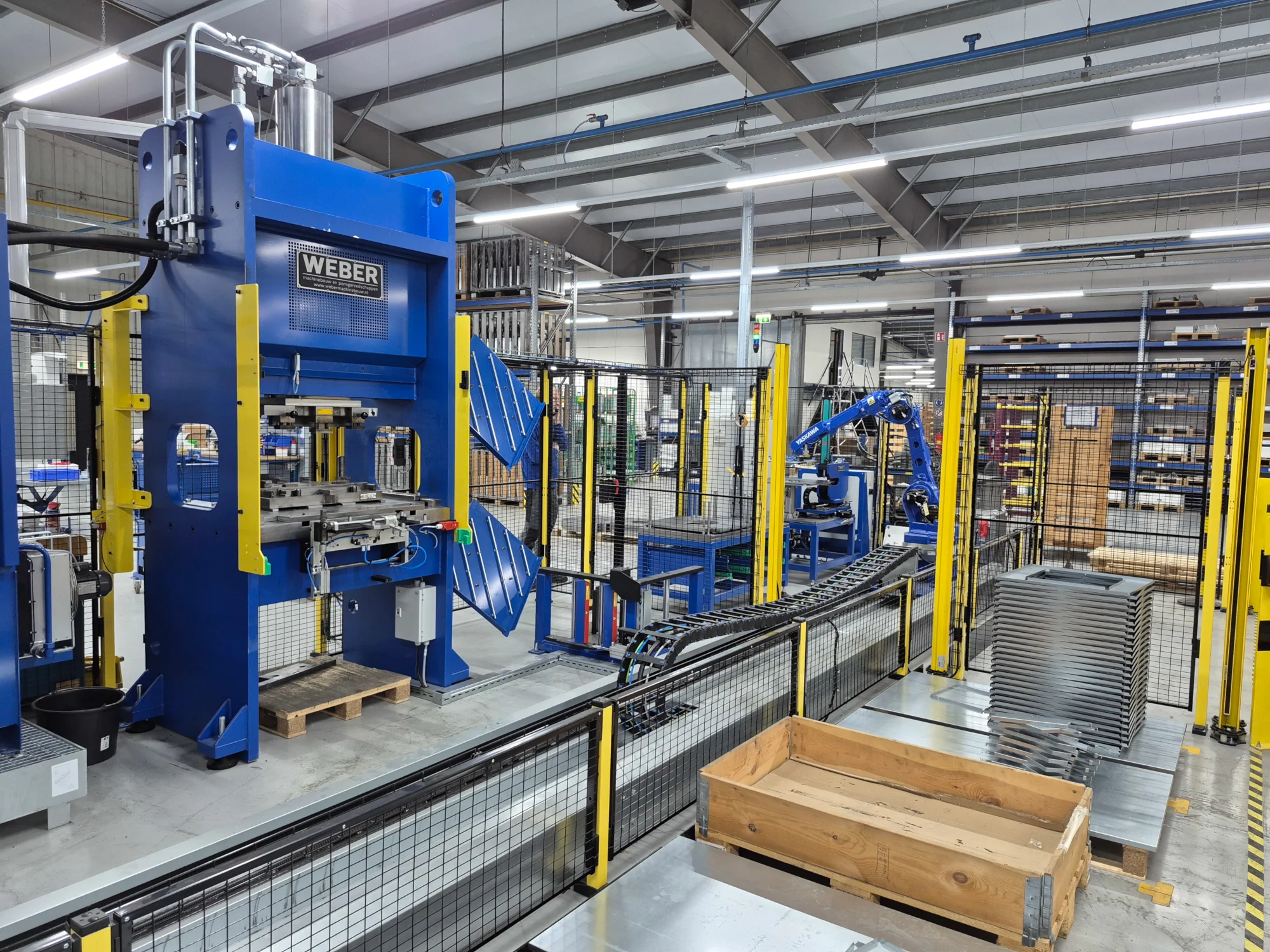 Robotcel met pers en clinchunit