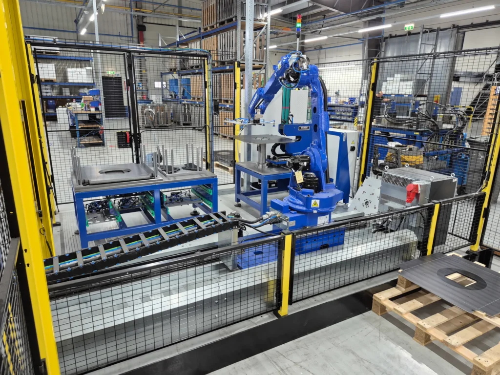 Positioneren lasergesenden platen op een draaitafel ten behoeve van het automatische clinchunit. De platen worden vervolgens aan vier zijden aan elkaar geclinched. Na bewerking worden de samengestelde platen automatisch gepalletiseerd.