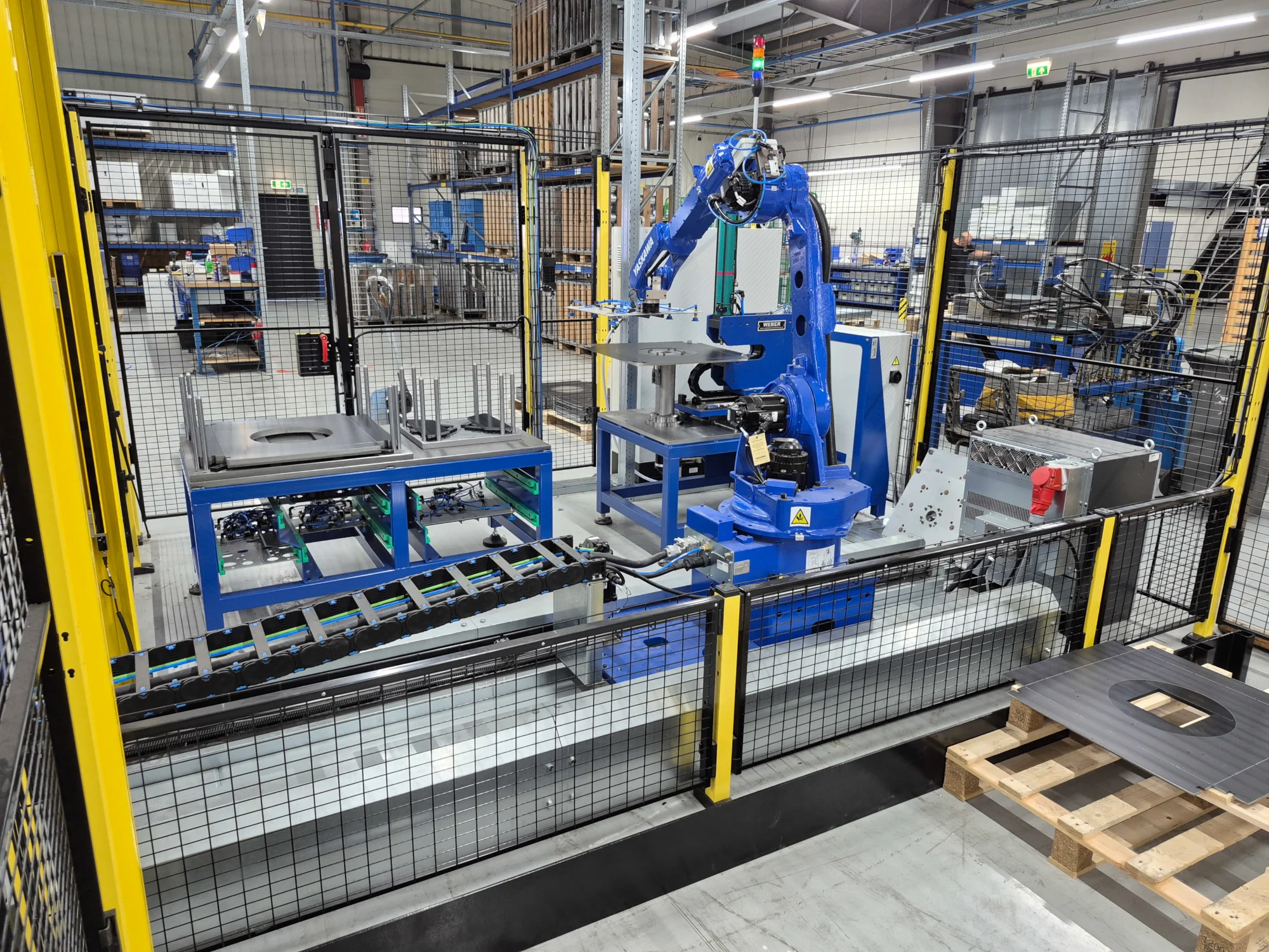 Positioneren lasergesenden platen op een draaitafel ten behoeve van het automatische clinchunit. De platen worden vervolgens aan vier zijden aan elkaar geclinched. Na bewerking worden de samengestelde platen automatisch gepalletiseerd.