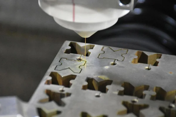 gereedschapmakerij-draadvonken-metaal-ponsgereedschappen-stempels-edm