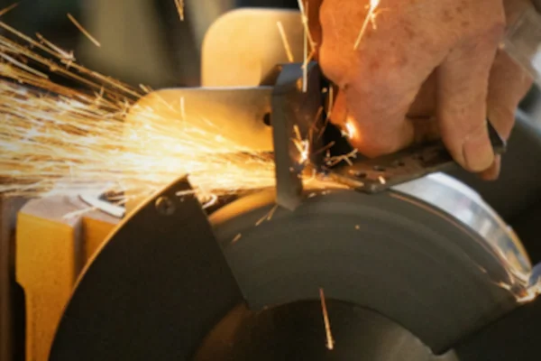 gereedschapmakerij-slijpen-metaal-ponsgereedschappen-stempels-rondslijpen