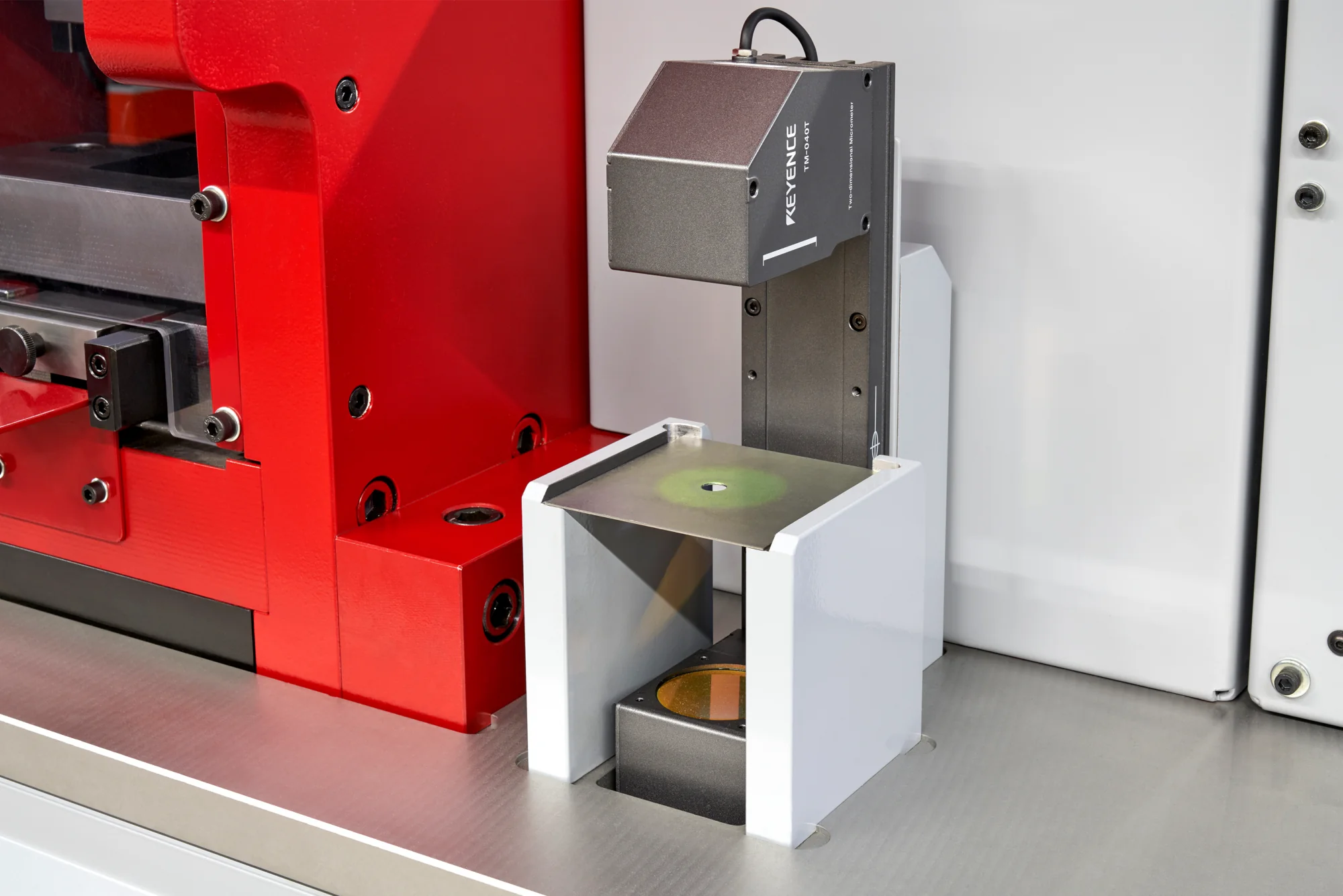 Hole expansion testmachine volgens ISO 16630, met automatische toolselectie op basis van diktemeting van de testplaat (Keyence-meetapparatuur). De machine is standaard uitgerust met 12 stuks tooling (ponsbeugels) en wordt ingezet bij verschillende staalproducenten.