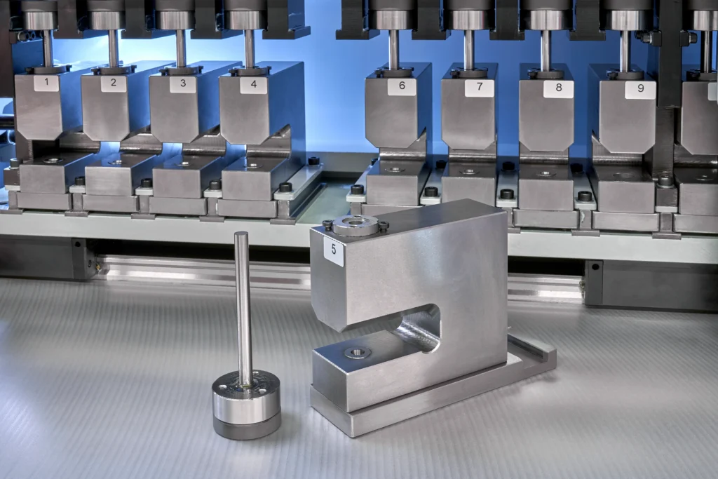 Hole expansion testmachine volgens ISO 16630, met automatische toolselectie op basis van diktemeting van de testplaat (Keyence-meetapparatuur). De machine is standaard uitgerust met 12 stuks tooling (ponsbeugels) en wordt ingezet bij verschillende staalproducenten.
