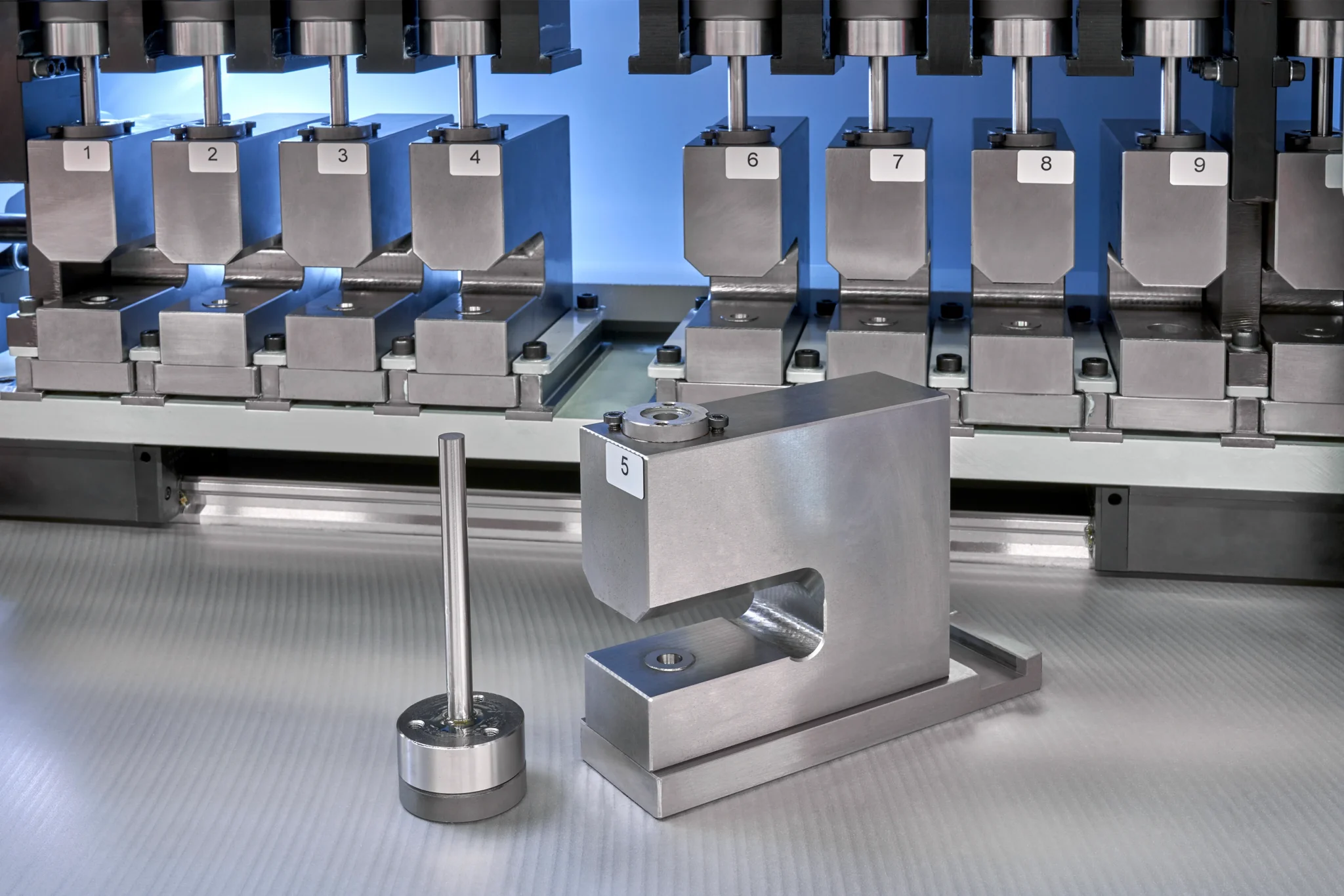 Hole expansion testmachine volgens ISO 16630, met automatische toolselectie op basis van diktemeting van de testplaat (Keyence-meetapparatuur). De machine is standaard uitgerust met 12 stuks tooling (ponsbeugels) en wordt ingezet bij verschillende staalproducenten.