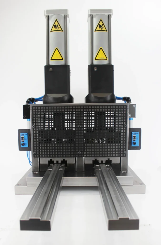 hydropneumatisch-stempels-ponsen-linker-en-rechter-profiel