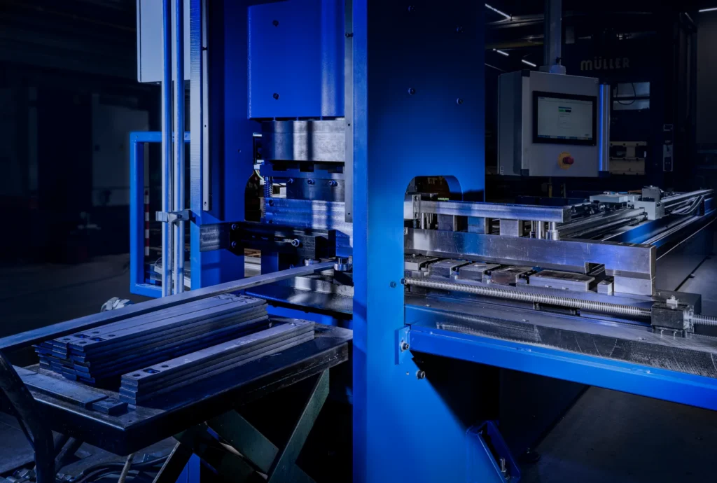 pers-stempel-wissel-magazijn-ponsen-snijden-hydraulisch