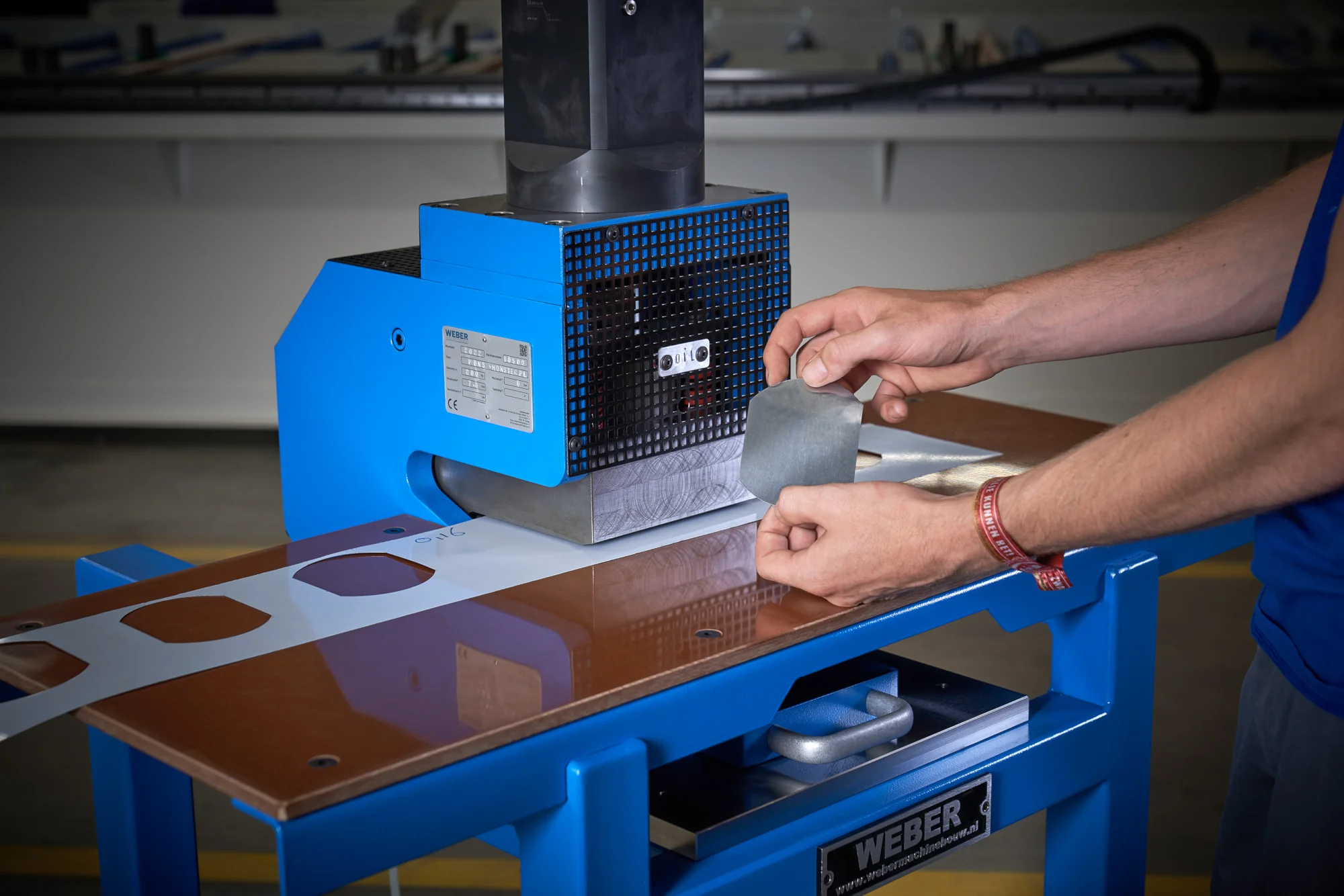 Pers voor het ponsen van proefplaatjes ten behoeve van het R&D-centrum van een grote staalproducent.