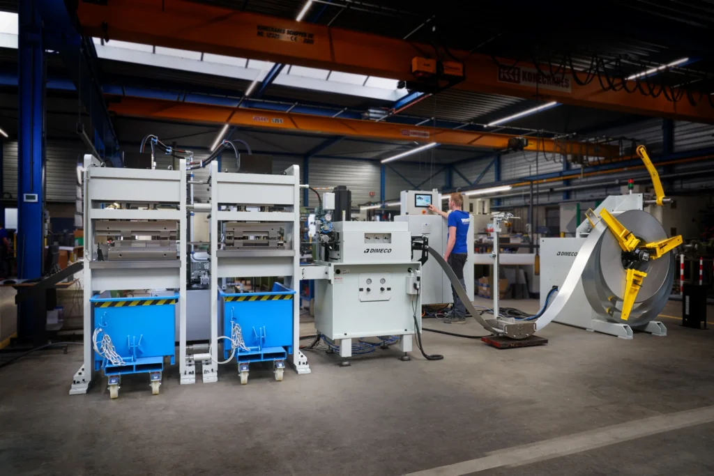 ponslijn-decoiler-strekker-coil-ponsen-buigen-zetten-beugels-staal-machinebouw